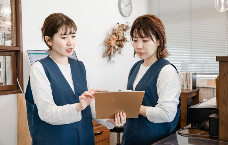 カルテを見ながら話すスタッフ