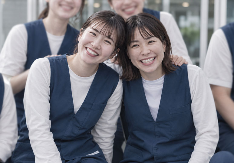 肩を寄せて笑うフェリーチェのスタッフ